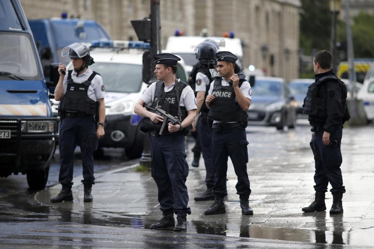 /images/assault-pistols/paris-police-tactical.jpg